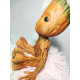 Figura Groot sentado