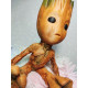 Figura Groot sentado